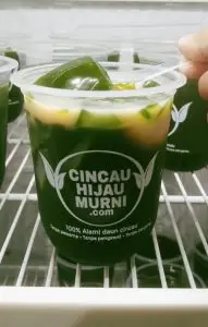Cup Cincau Hijau Murni dengan topping gula aren dan fiber cream